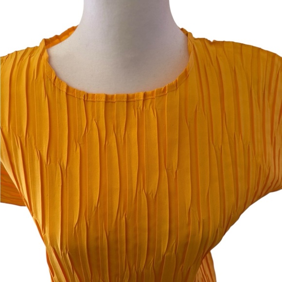 Womens Orare vintage gold pleated top with cap sleeves. EUC Size Medium - Picture 4 of 7